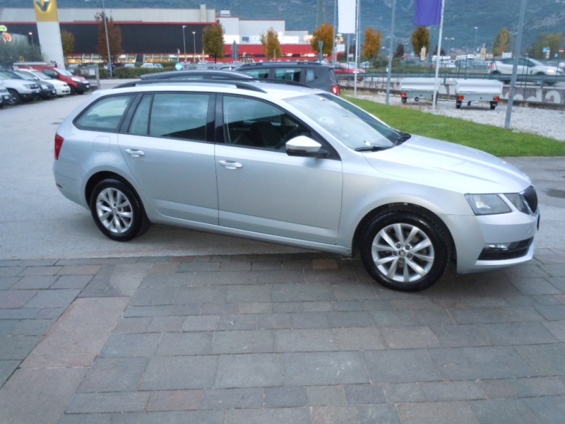 SKODA OCTAVIA 1.6 TDI AMBITION SW Immagine 6