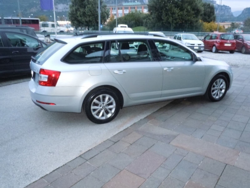 SKODA OCTAVIA 1.6 TDI AMBITION SW Immagine 7