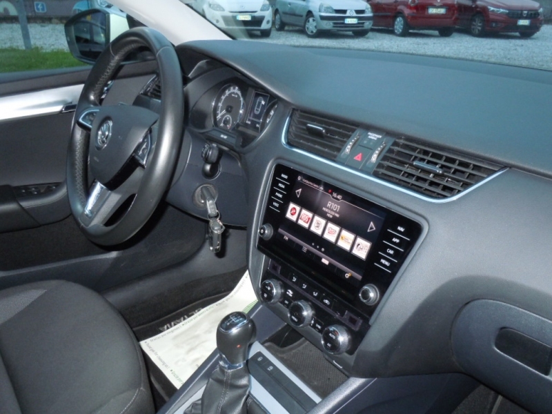SKODA OCTAVIA 1.6 TDI AMBITION SW Immagine 18