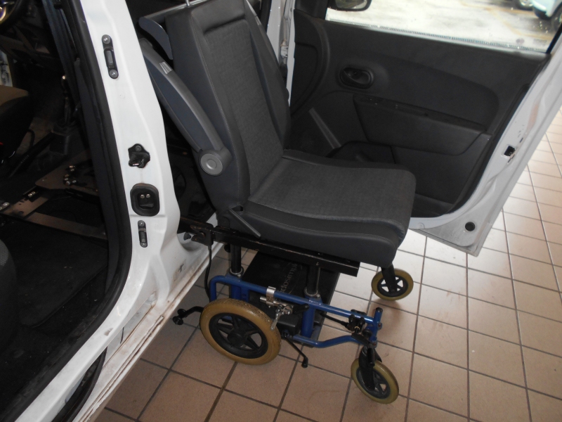 Dacia Dokker 1.5 dci 95 cv &quot; TRASPORTO PERSONE CON DISABILIT ... Immagine 6