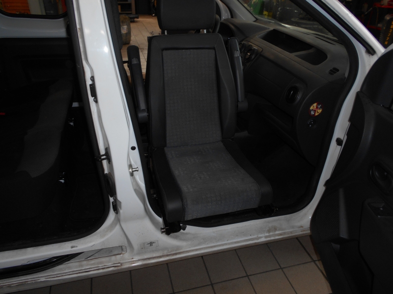Dacia Dokker 1.5 dci 95 cv &quot; TRASPORTO PERSONE CON DISABILIT ... Immagine 9