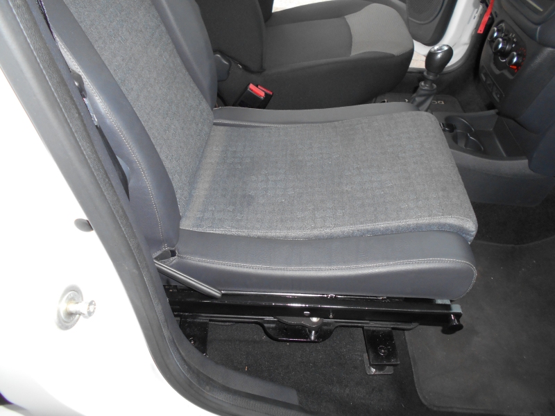 Dacia Dokker 1.5 dci 95 cv &quot; TRASPORTO PERSONE CON DISABILIT ... Immagine 18